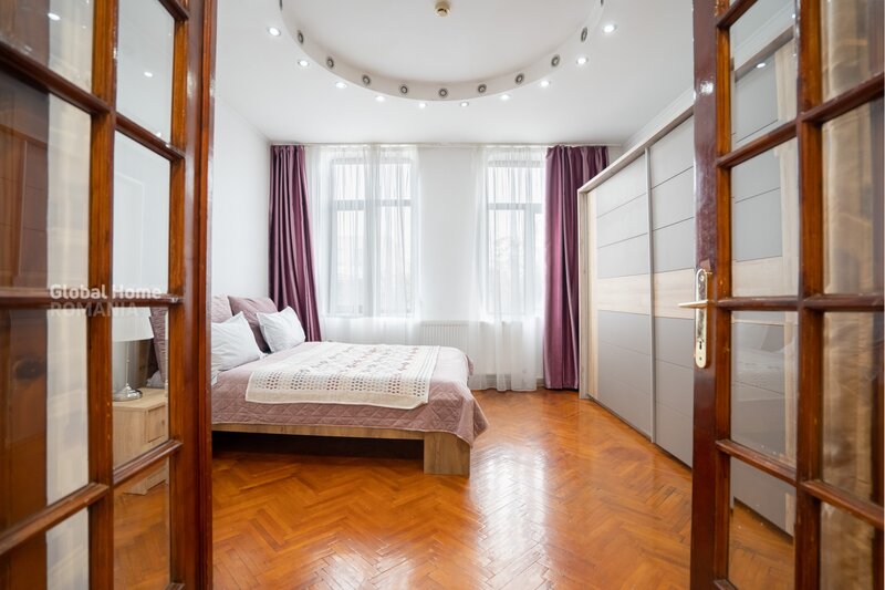 Cismigiu Garden, interwar building - 165 sqm, circular 6-room apartment